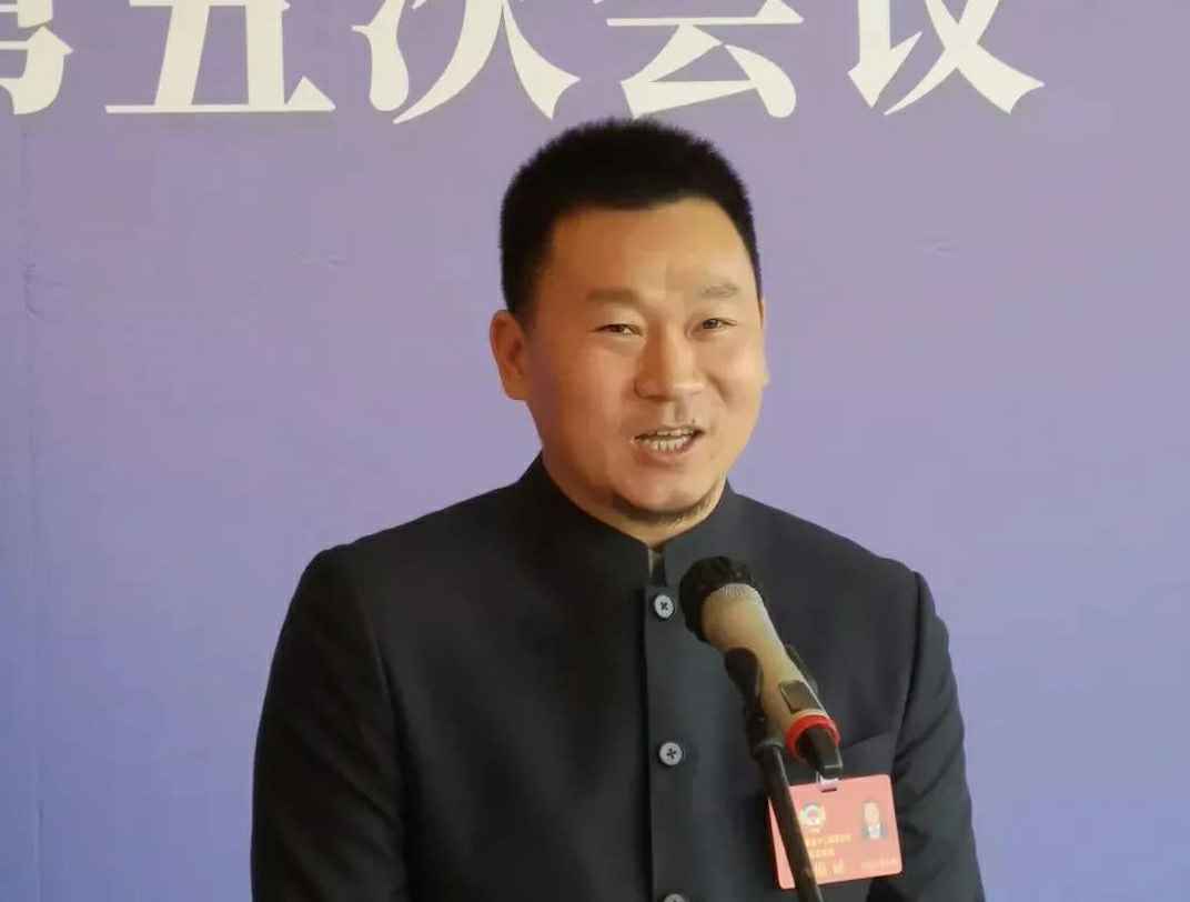 为进一步展示市政协团结、民主、开放、自信的形象，向市民和网友展示政协委员的履职风采，中山市政协十二届五次会议在2月4日上午开幕前开设“委员通道”，市政协委员、开云官方版网站登录入口-开云online(中国)公司总经理陈朝阳走进“委员通道”，回应社会关切的问题。他就如何做好城市应急管理规划的问题进行发言，并回答记者提问。.jpg